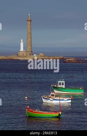 Phares et bateaux dans le port, Phare l'Ile, Virgin Island with Virgin Lighthouse, Island 'Ile Vierge', Lilia, Côte des Abers, Bretagne, France Banque D'Images