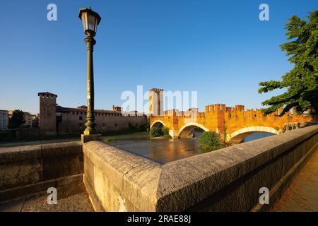 Pont Castelvecchio et Castelvecchio, Vérone, Vénétie, Italie Banque D'Images