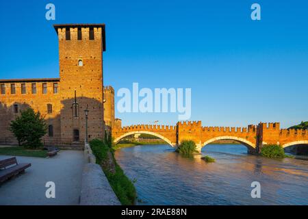 Pont Castelvecchio et Castelvecchio, Vérone, Vénétie, Italie Banque D'Images