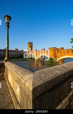 Pont Castelvecchio et Castelvecchio, Vérone, Vénétie, Italie Banque D'Images