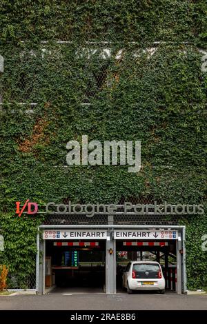 Garage de stationnement sur la rue Peter-Huppertz dans le quartier I/D de Cologne dans le quartier de Muelheim, la façade est plantée avec environ 5000 plantes sur 2000 sca Banque D'Images