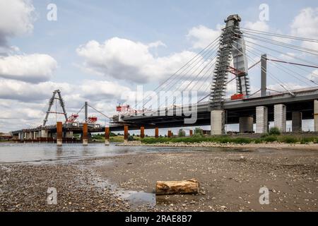 Chantier du nouveau pont du Rhin de l'Autobahn A1 entre Cologne et Leverkusen, derrière le vieux pont, Cologne, Allemagne. 26.06.2 Banque D'Images