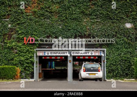 Garage de stationnement sur la rue Peter-Huppertz dans le quartier I/D de Cologne dans le quartier de Muelheim, la façade est plantée avec environ 5000 plantes sur 2000 sca Banque D'Images