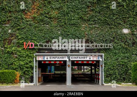 Garage de stationnement sur la rue Peter-Huppertz dans le quartier I/D de Cologne dans le quartier de Muelheim, la façade est plantée avec environ 5000 plantes sur 2000 sca Banque D'Images