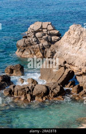 Vagues sur la plage rocheuse, le rivage de mer avec des vagues écrasant sur les grands rochers Banque D'Images