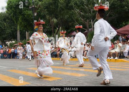 Groupe de danse en costume traditionnel traditionnel, plateaux d'équilibrage sur la tête, Merida, Yucatan, Mexique, danseurs, danse folklorique Banque D'Images