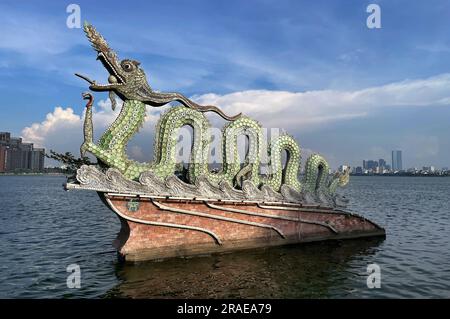 Statue de 2 dragons sur le côté ouest du lac ouest. Ha Noi, Vietnam. Rồng Hồ Tây. 越南旅游, 베트남 관광, ベトナム観光, ឌូលីច វៀតណាម Banque D'Images
