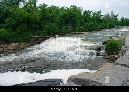 Série de petites cascades qui coulent le long de la rivière Napanee en Ontario, Canada -01 Banque D'Images