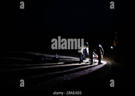 (230703) -- GOLMUD, 3 juillet 2023 (Xinhua) -- Lian Xinming et les membres de son équipe se préparent à utiliser un drone pour surveiller un habitat de nuit des antilopes tibétains pendant leur migration près du pont de la rivière Qumar le long de la route Qinghai-Tibet à Hoh XIL, une réserve naturelle dans la province de Qinghai, dans le nord-ouest de la Chine, aux premières heures de 16 juin 2023. Lian Xinming, chercheur à l'Institut nord-ouest de biologie du plateau sous la direction de l'Académie chinoise des sciences, a consacré plus de 20 ans de recherche aux antilopes tibétains depuis qu'il a mis ses pieds sur Hoh XIL en 2002. 'Protection antilope tibétaine St Banque D'Images