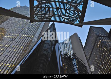 Vue à angle bas des bâtiments bancaires de Toronto, Canada. Bâtiments modernes, architecture urbaine. Banque D'Images