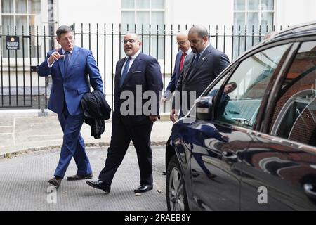 Prince héritier de Bahreïn, Salman bin Hamad Al Khalifa (2nd à gauche) quitte le 10 Downing Street, Londres, après une rencontre avec le Premier ministre Rishi Sunak. Date de la photo: Lundi 3 juillet 2023. Banque D'Images