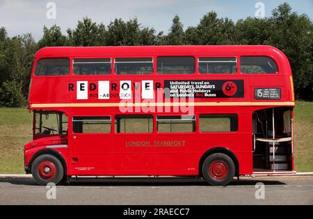 Un bus classique à impériale rouge London Routemaster de profil Banque D'Images