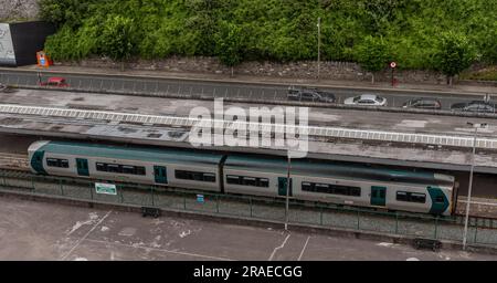 Cobh, Comté de Cork, Irlande. 9 juin 2023. En direction de Cork, le train se trouvant à la gare de Cobh dans le comté de Cork en Irlande. Banque D'Images