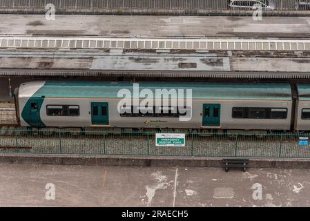 Cobh, Comté de Cork, Irlande. 9 juin 2023. En direction de Cork, le train se trouvant à la gare de Cobh dans le comté de Cork en Irlande. Banque D'Images