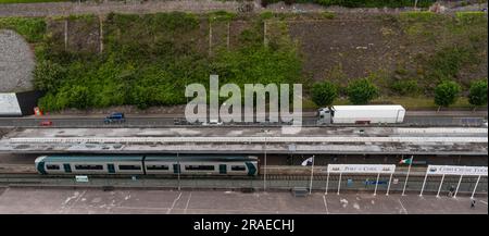 Cobh, Comté de Cork, Irlande. 9 juin 2023. En direction de Cork, le train se trouvant à la gare de Cobh dans le comté de Cork en Irlande. Banque D'Images