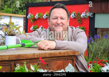 Hampton court Palace, Surrey, Royaume-Uni. 03rd juillet 2023. RHS & BBC Morning Live, jardin à budget réduit. Mark Lane, présentateur de BBC Morning Live, apprécie le jardin RHS et BBC Morning Live pour un budget plus économique. Journée de presse au RHS Hampton court Palace Garden Festival, qui se tiendra du 4 au 9 juillet 2023. Credit: Imagetraceur/Alamy Live News Banque D'Images