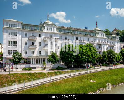 Salzbourg, AT – 7 juin 2023 vue sur le luxueux hôtel Sacher Salzburg, construit le long des rives de la rivière Salzach. Construit en 1866 par Carl Fre Banque D'Images