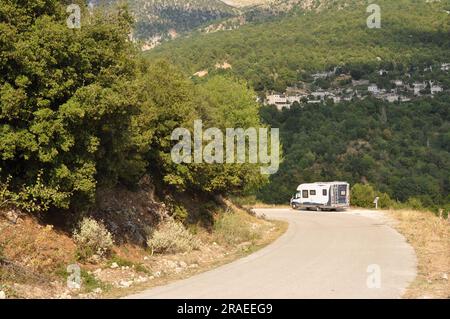 Fourgonnette sur une route de montagne dans le nord-ouest de la Grèce Banque D'Images