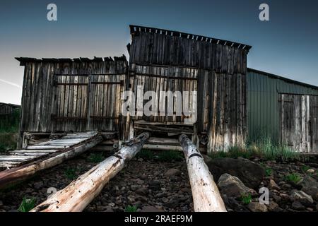 Une ancienne cabane en bois abandonnée sur la côte. Carélie. Photo de haute qualité Banque D'Images