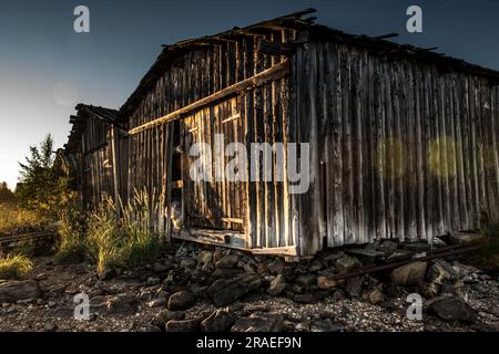 Une ancienne cabane en bois abandonnée sur la côte. Carélie. Photo de haute qualité Banque D'Images