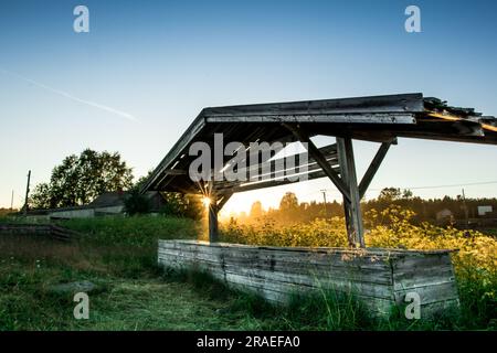 Une ancienne cabane en bois abandonnée sur la côte. Carélie. Photo de haute qualité Banque D'Images