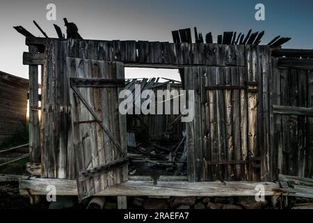 Une ancienne cabane en bois abandonnée sur la côte. Carélie. Photo de haute qualité Banque D'Images