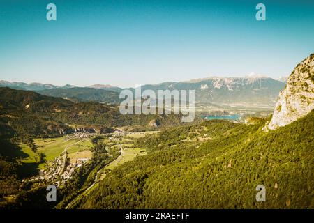 Vue panoramique aérienne verdure panoramique montagnes slovènes. Route chemin à travers la campagne slovène vers les lacs de Bled et Bohinj en Slovénie. FAM Banque D'Images