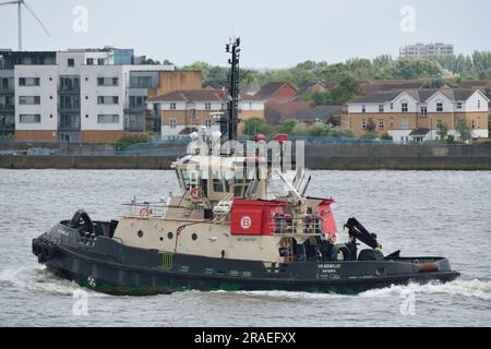 Le remorqueur VB BENELUX exploité par Boluda Towage Europe descend la Tamise à Londres Banque D'Images