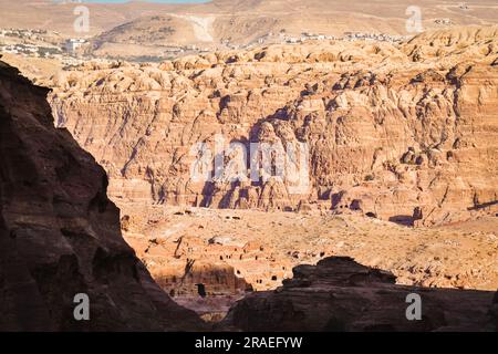 Wadi araba panorama depuis Petra site. Montagnes pittoresques formations rocheuses en Jordanie, au Moyen-Orient Banque D'Images