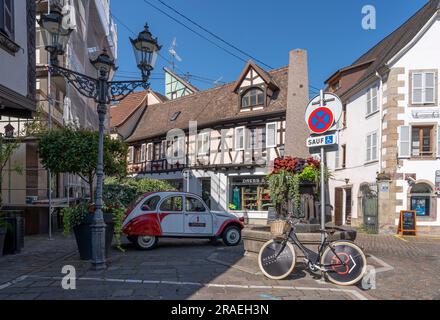 Barr, France - 06 24 2023 : ville de Barr. Vue sur une vieille voiture blanche et rouge garée dans la rue d'une rue alsacienne typique dans un village Banque D'Images