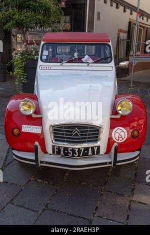 Barr, France - 06 24 2023 : ville de Barr. Vue sur une vieille voiture blanche et rouge garée dans la rue d'une rue alsacienne typique dans un village Banque D'Images