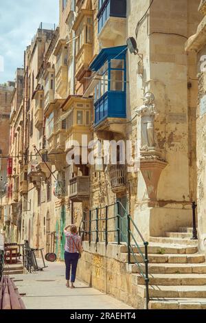 Promenade le long de la charmante rue est à Valletta, Malte Banque D'Images