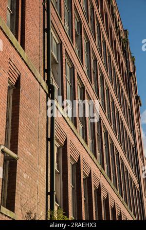 Vue sur le bâtiment en brique rouge East Mill à Belper, Derbyshire, Angleterre Banque D'Images