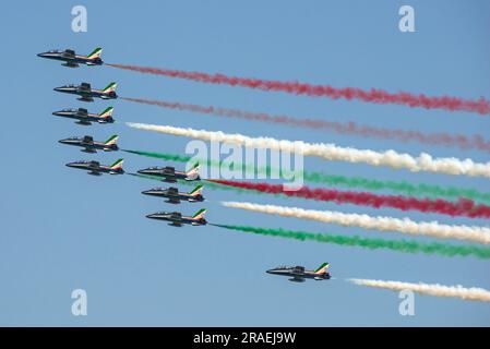 L'équipe d'exposition aérienne italienne Frecce Tricolori volant en formation avec des pistes de fumée rouge blanche et verte Banque D'Images
