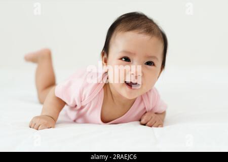 bébé bébé fille couché sur un lit Banque D'Images