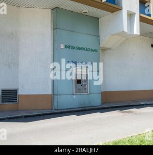 Koper, Slovénie. 2 juillet 2023. Un guichet automatique Intesa Sanpaolo avec accès depuis la voiture dans le centre-ville Banque D'Images