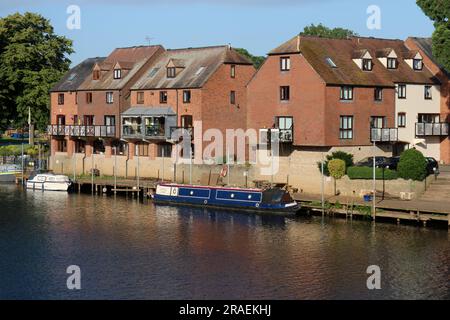 Logement le long de la rivière Avon, Evesham, Worcestershire, Angleterre, Royaume-Uni Banque D'Images
