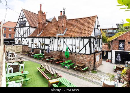 Le pub Red Lion dans la ville de York, York, Yorkshire, Royaume-Uni, Angleterre, Red lion pub, pub, bar, pub tudor, tudor, Bâtiment tudor, façade Tudor, Merchantgate York Banque D'Images