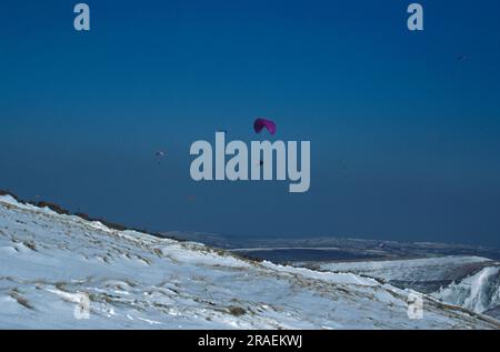 Para et Hang planeurs planant au-dessus de Rushup Edge, Edale Derbyshire Angleterre Banque D'Images