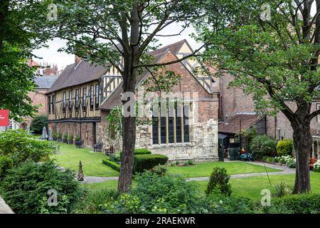 L'historique Merchant Adventurers Hall dans la ville de York dans le nord-est de l'Angleterre. Cette salle de guilde a été construite en 1357, York, Yorkshire, Royaume-Uni, Angleterre Banque D'Images