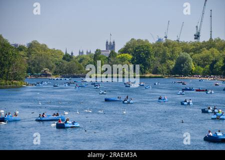 Londres, Royaume-Uni. 31 mai 2021. Les gens apprécient le soleil dans les pédalos bleus sur le lac Serpentine à Hyde Park. Crédit : Vuk Valcic / Alamy Banque D'Images