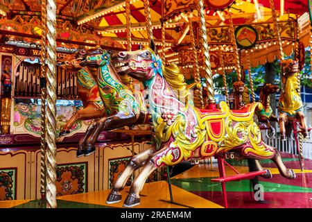 manège, carrousel, promenade au parc des expositions pour enfants, promenade au parc des expositions, York, Yorkshire, Royaume-Uni, Angleterre, amusements, manèges, enfants, champ de foire, chevaux, Banque D'Images