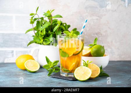 Thé glacé. Boisson d'été avec citron, citron vert, menthe et glace. Limonade froide. Banque D'Images