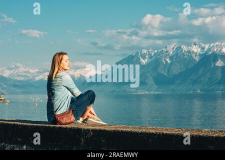 Portrait en plein air de la jeune femme heureuse se relaxant au bord du lac par une belle journée ensoleillée, paisible et harmonieuse humeur Banque D'Images