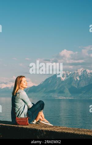 Portrait en plein air de la jeune femme heureuse se relaxant au bord du lac par une belle journée ensoleillée, paisible et harmonieuse humeur Banque D'Images