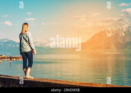 Portrait en plein air de la jeune femme heureuse se relaxant au bord du lac par une belle journée ensoleillée, paisible et harmonieuse humeur Banque D'Images