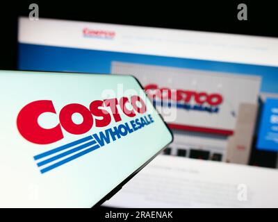 Smartphone avec logo de la société américaine Costco Wholesale Corporation sur l'écran devant le site Web. Concentrez-vous sur le centre gauche de l'écran du téléphone. Banque D'Images