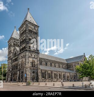 Lund Cathedral un jour d'été lumineux et quelques personnes au soleil, Lund, Suède, 2 juillet 2023 Banque D'Images