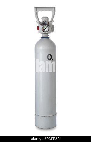 Réservoir d'oxygène portable avec manomètre et régulateur de débit d'oxygène. Réservoir d'oxygène médical blanc isolé sur blanc avec chemin de coupure inclus Banque D'Images