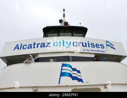 Regardant le pont du bateau touristique Alcatraz Clipper se préparant à partir pour l'île d'Alcatraz et la prison San Francisco Californie USA Banque D'Images